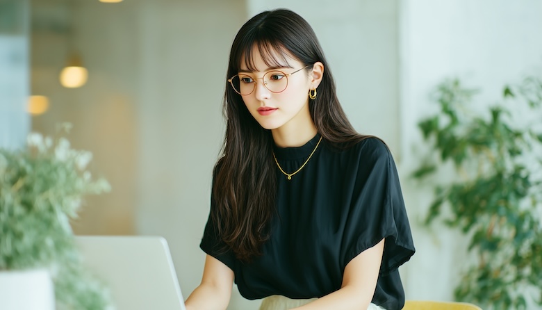 パソコン作業をする女性