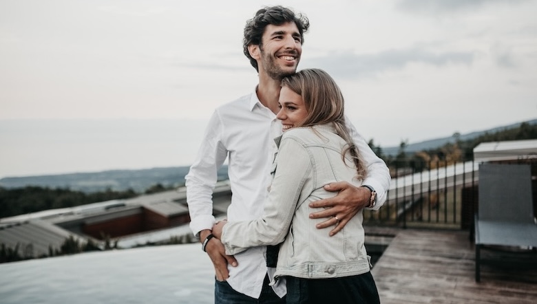 妹タイプの女性と付き合っているカップルの画像