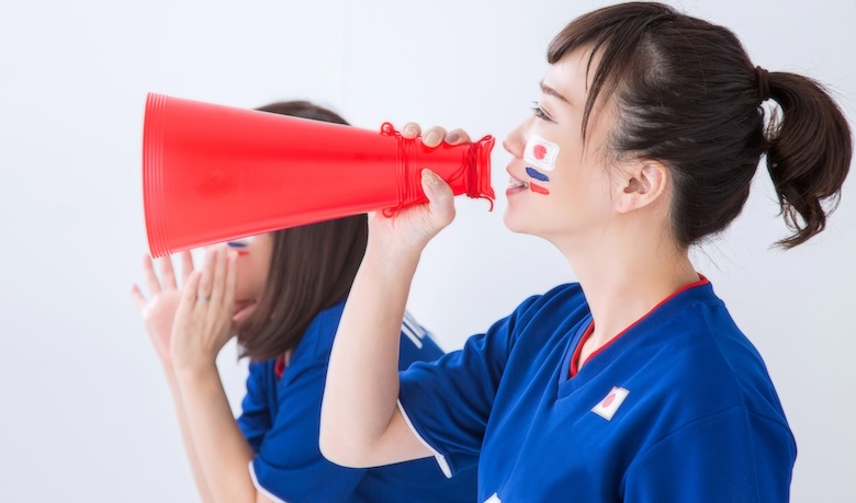 スポーツを応援する女性