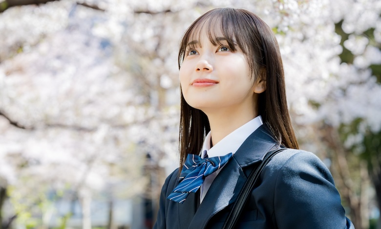 卒業式の女性画像