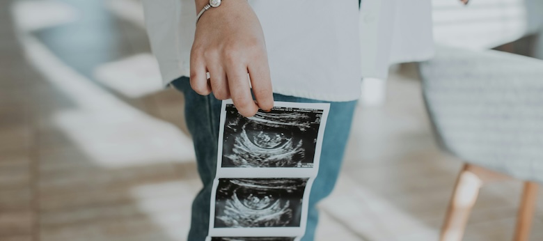 妊娠がわかった女性の写真