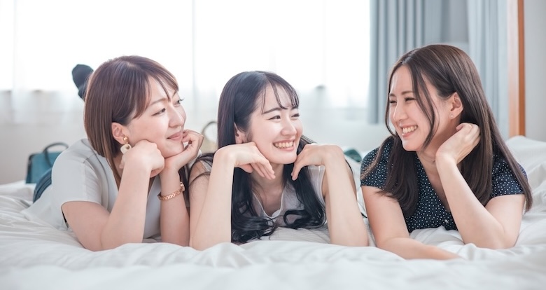 ガールズトークをする女性たち