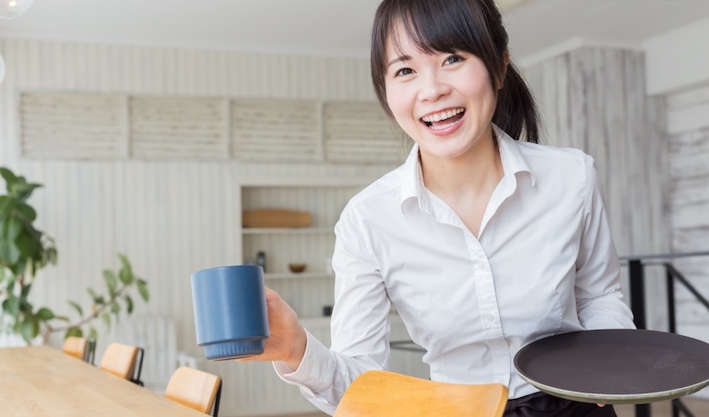 リゾバでレストランスタッフをする女性
