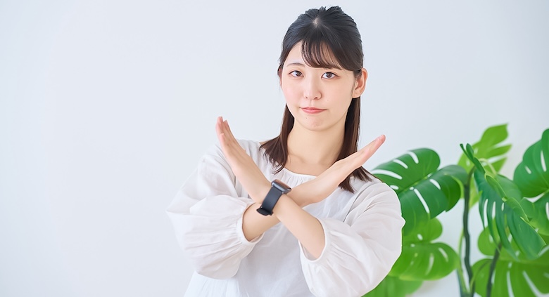ダメだと警告する女性の画像