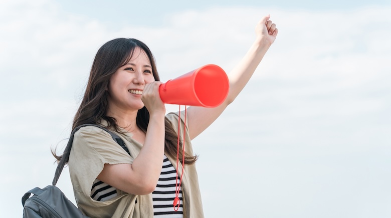 50代・60代を応援する女性の画像