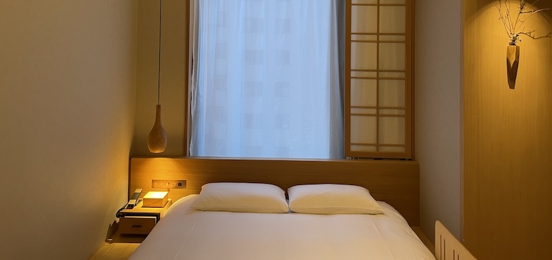 温泉旅館のベッドの画像