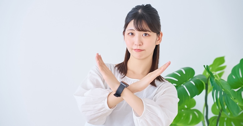 禁止行為を強く警告する女性の画像