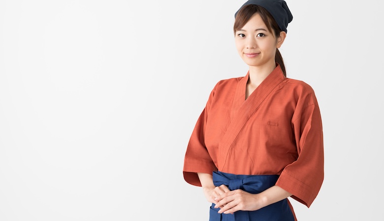 旅館で働いている若い女性スタッフの画像
