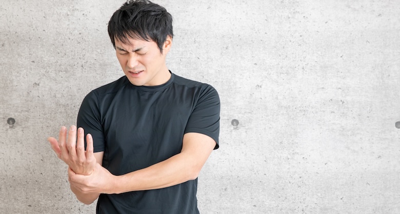 手首を痛めている男性の画像